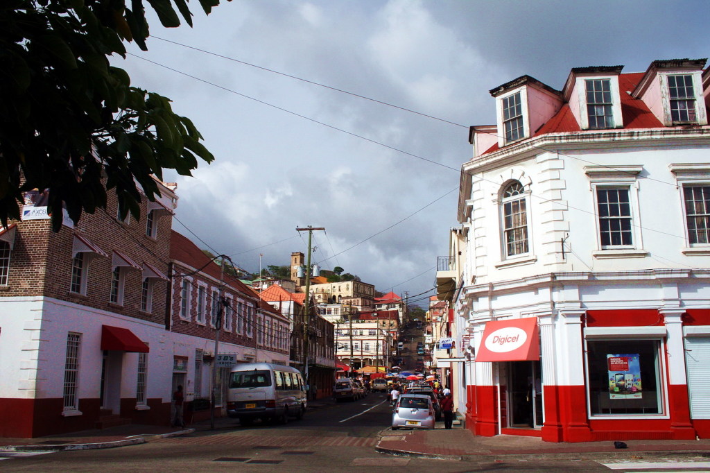 Schöne gepflegte Straßen mit Gebäuden aus der Kolonialzeit …